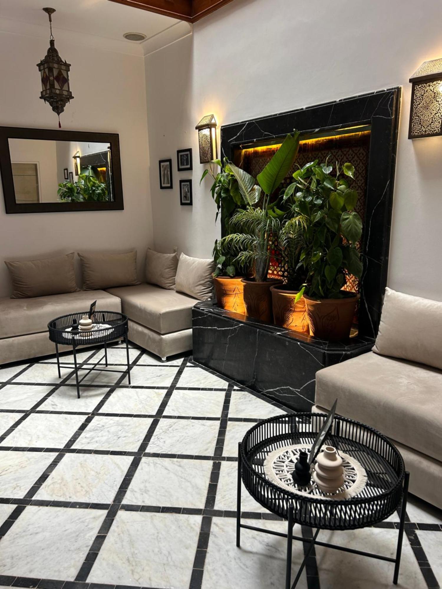 Riad Amazing Amazigh Avec Jacuzzi Petit Dejeuner Compris Avec Aussi Chambres Familiales Pres De La Place Jemaa El Fna Marraquexe Exterior foto